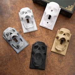 Lichtschalterabdeckung im gotischen Totenkopf-Stil
