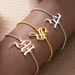 Personalisiertes Armband mit altenglischen Initialen