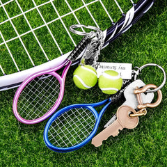 Tennisschläger-Schlüsselanhänger mit graviertem Namensschild + Mini-Tennisball