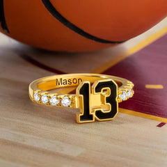 Personalisierter Geburtssteinring mit der Nummer eines Sportteams und individueller Gravur