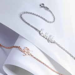 Personalisierte Fußkette mit Namen, erhältlich in 925er Sterlingsilber und Edelstahl.