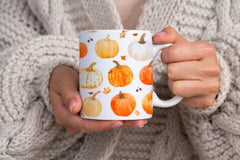Tasse mit Kürbis-Couch-Print im Aquarellstil