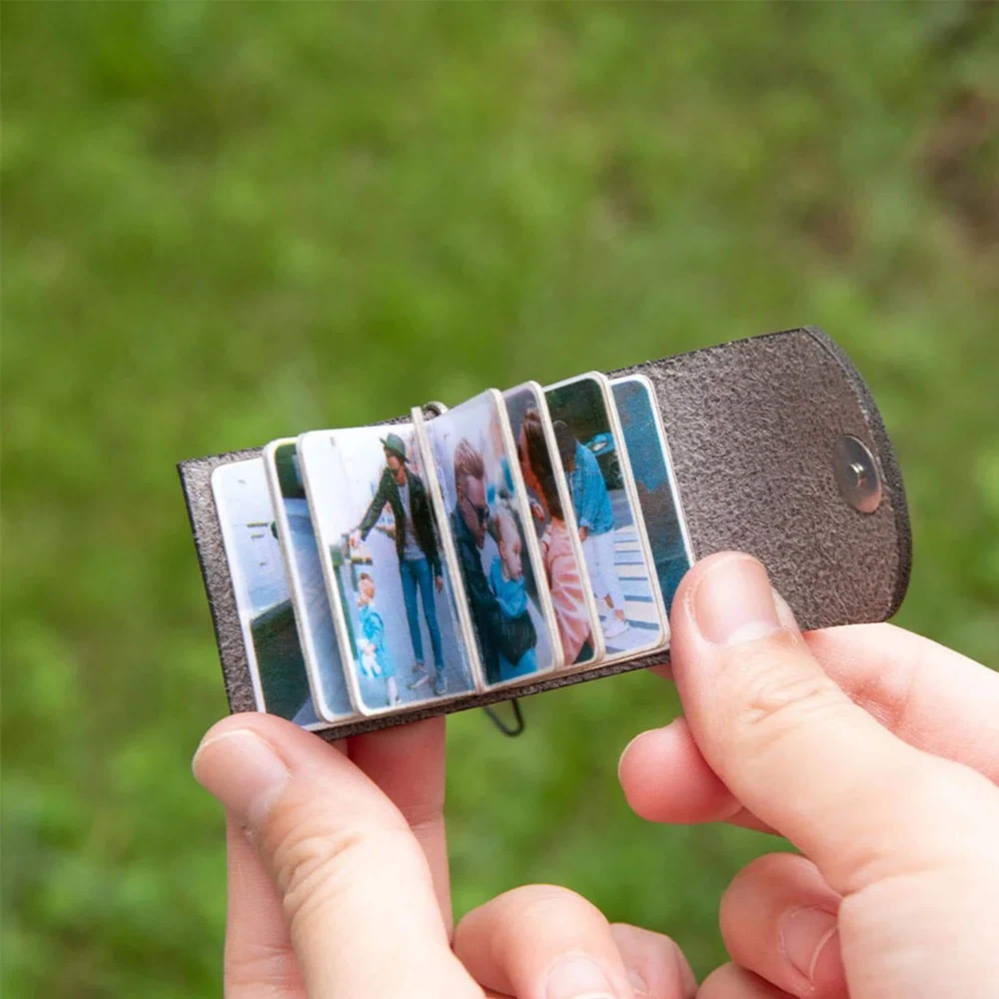 Personalisierter Mini-Fotoalbum-Schlüsselanhänger aus Leder – Bella Olivia Gifts