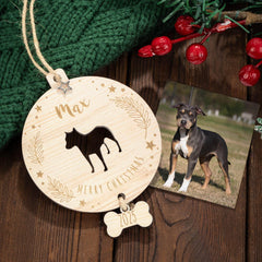 Individuell gestalteter Weihnachtsbaumschmuck aus Holz mit Hundesilhouette und Namen
