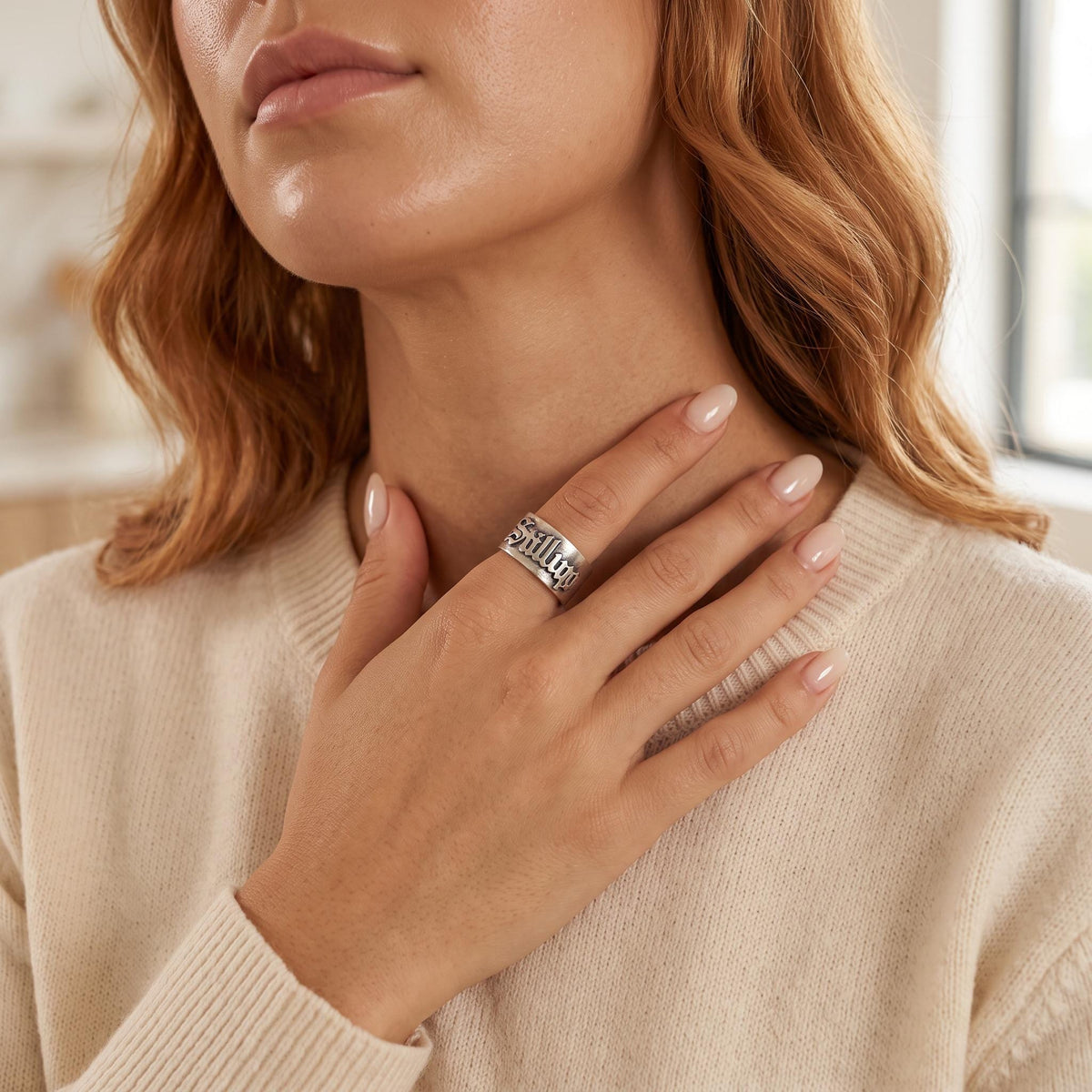 Ring mit individuellem Namen im altenglischen gotischen Stil
