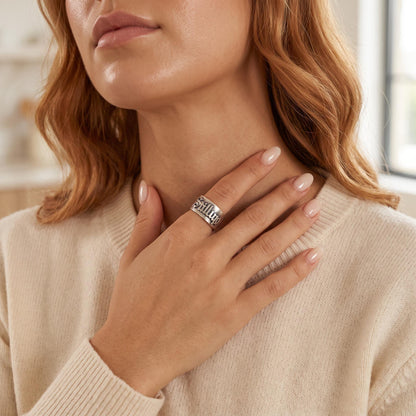 Ring mit individuellem Namen im altenglischen gotischen Stil