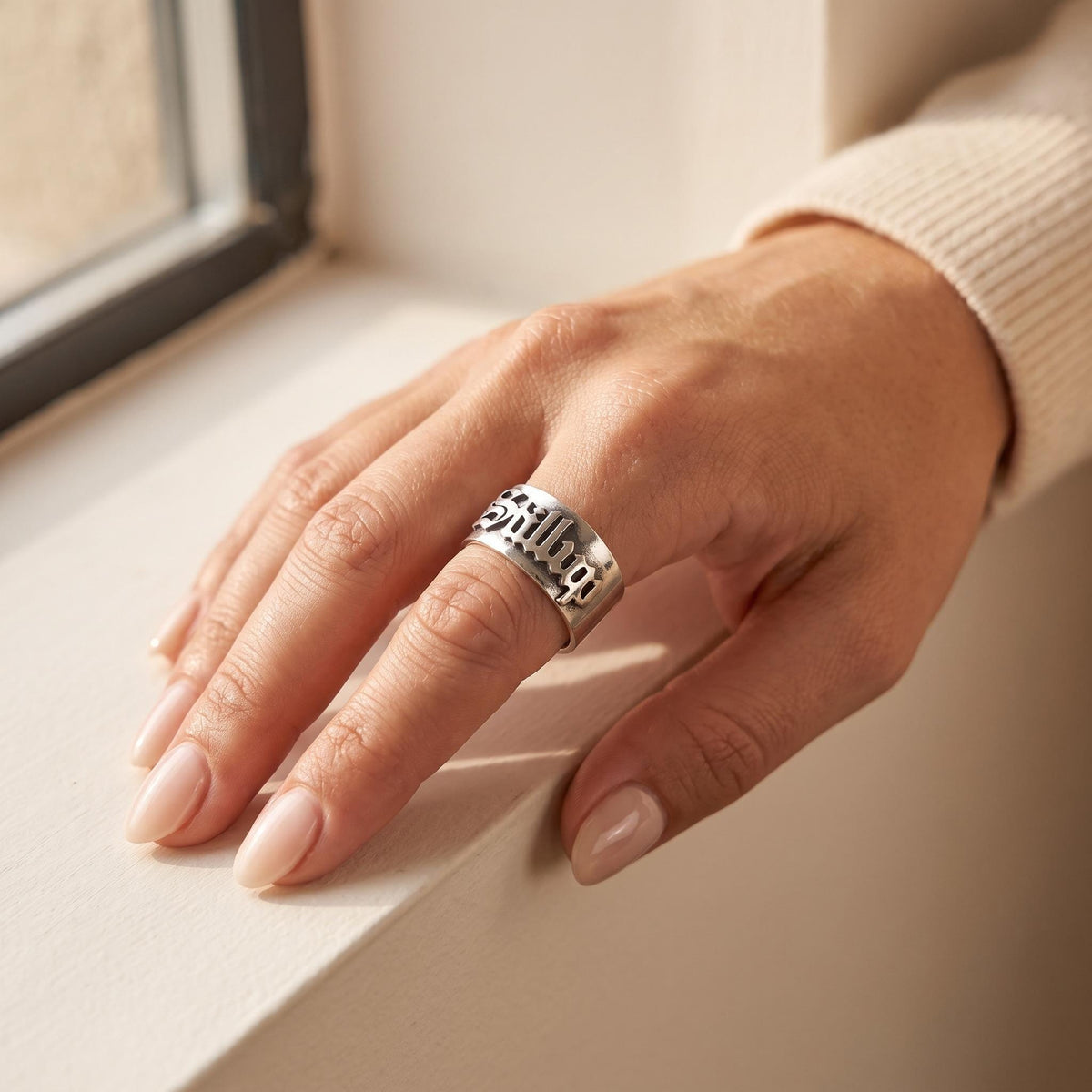 Ring mit individuellem Namen im altenglischen gotischen Stil