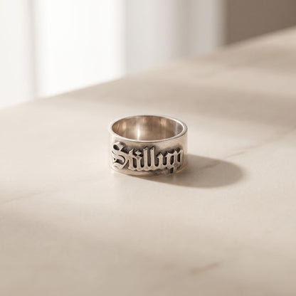 Ring mit individuellem Namen im altenglischen gotischen Stil