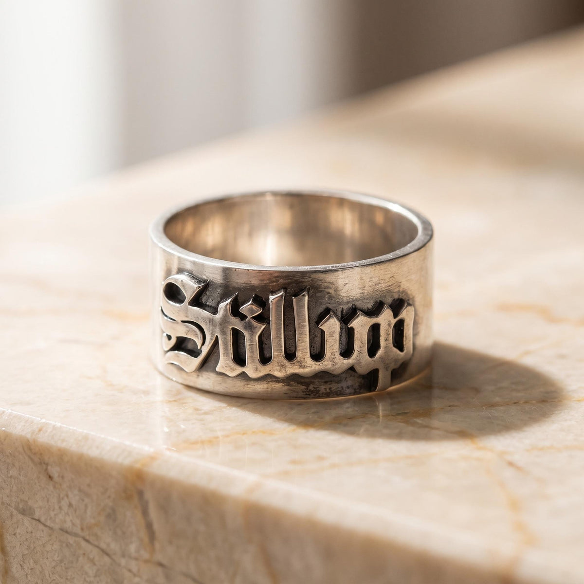 Ring mit individuellem Namen im altenglischen gotischen Stil