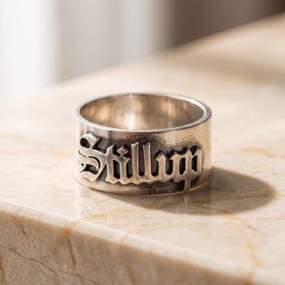 Ring mit individuellem Namen im altenglischen gotischen Stil