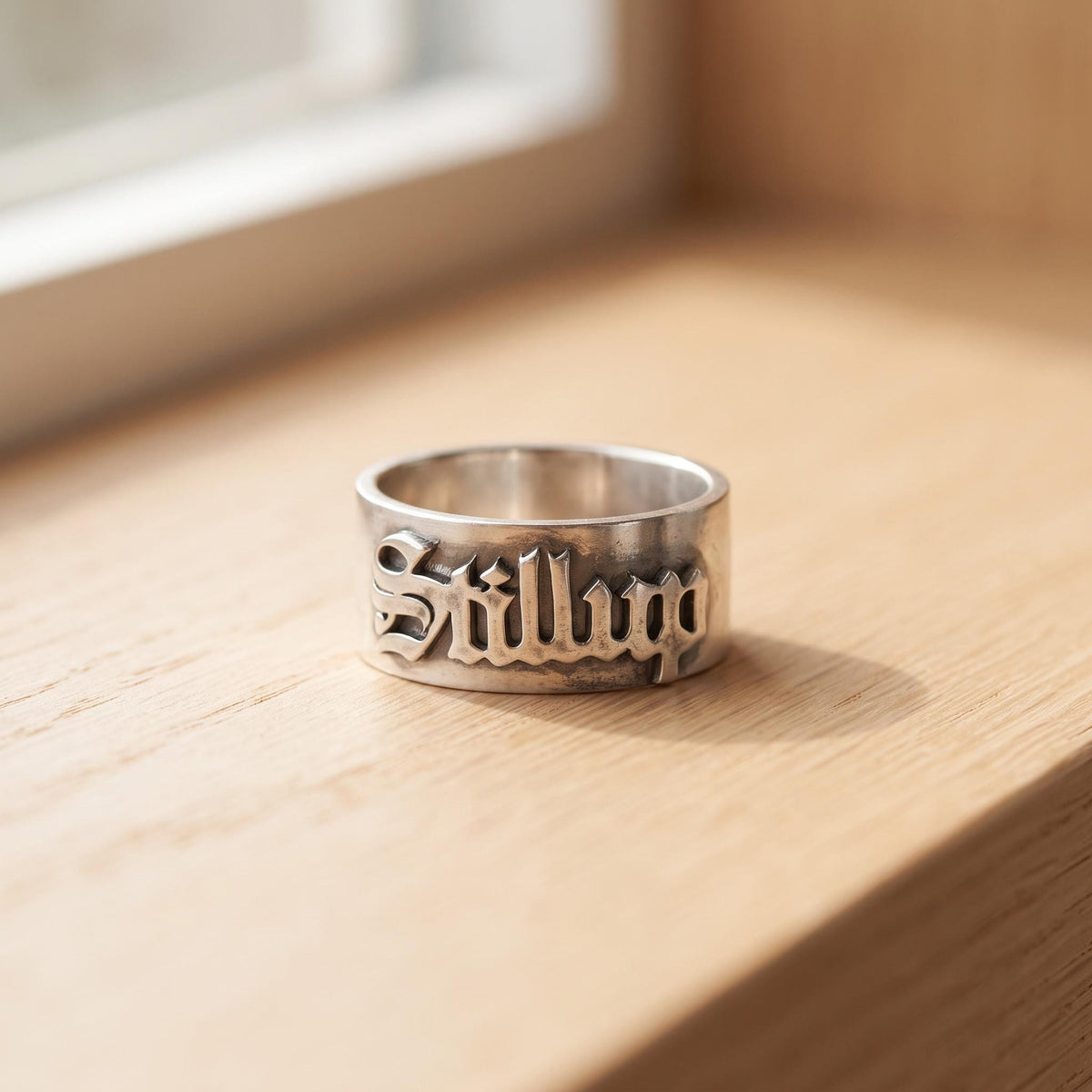 Ring mit individuellem Namen im altenglischen gotischen Stil