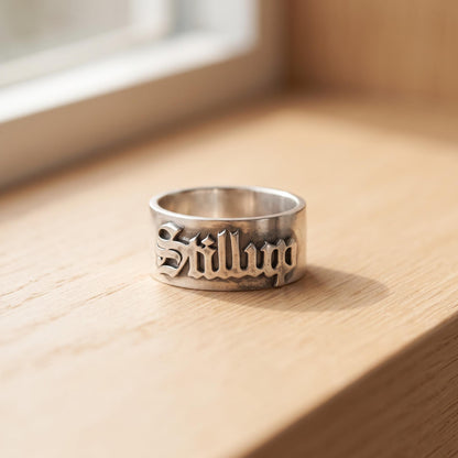 Ring mit individuellem Namen im altenglischen gotischen Stil