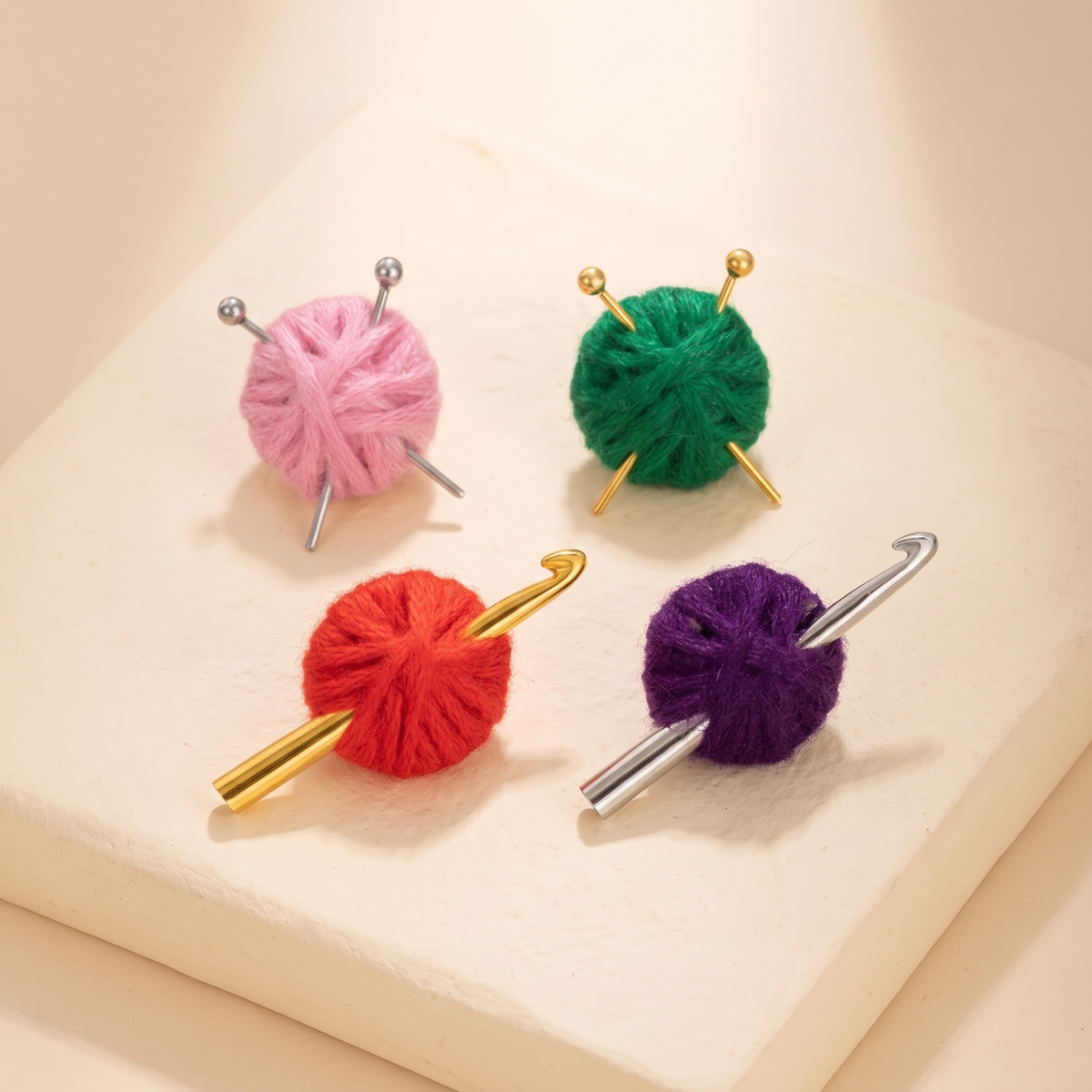 Kleine oorbellen en broche met wolbolletjes