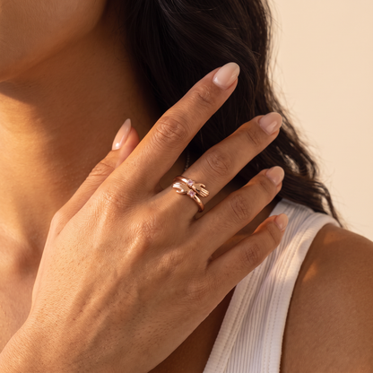 Anello abbraccio con pietra portafortuna e incisione interna personalizzata