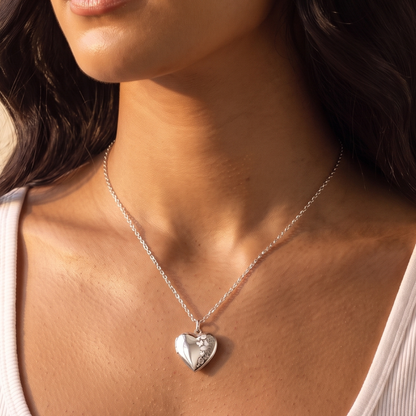 Collana medaglione a cuore personalizzata con farfalla