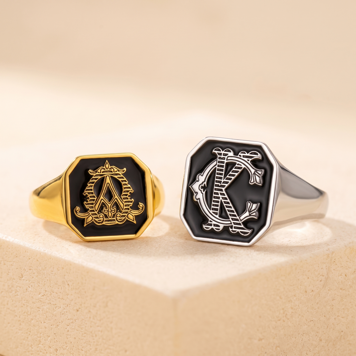 Anello chevalier con monogramma intrecciato personalizzato