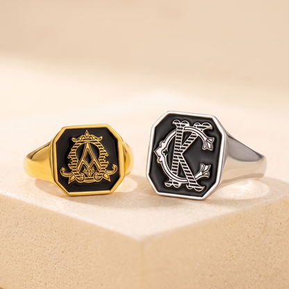 Anello chevalier con monogramma intrecciato personalizzato