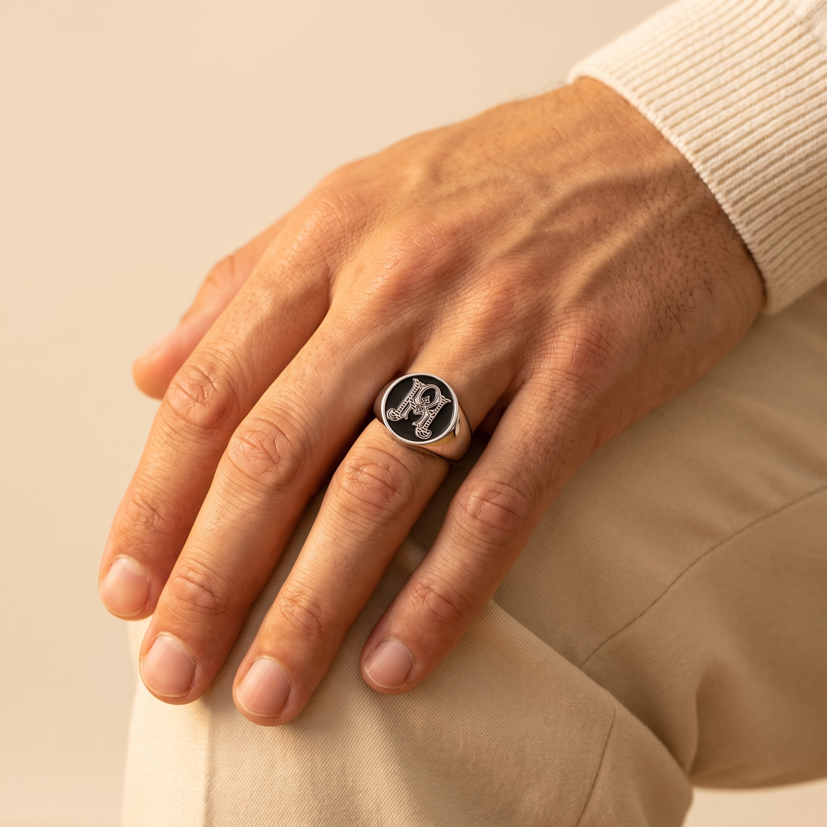 Anello chevalier con monogramma intrecciato personalizzato
