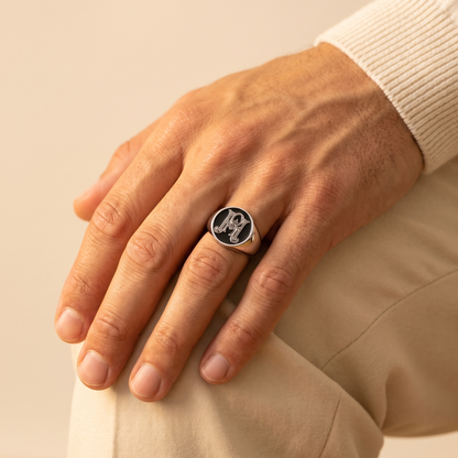 Anello chevalier con monogramma intrecciato personalizzato