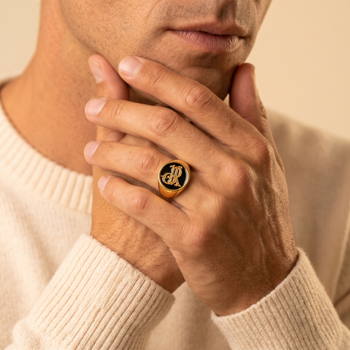 Anello chevalier con monogramma intrecciato personalizzato