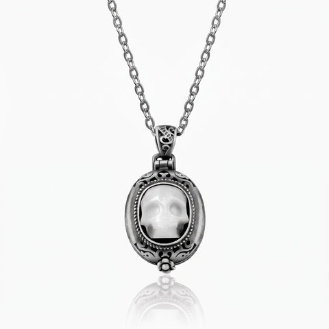 Gotisch vintage medaillon met parel, doodshoofd en gravure