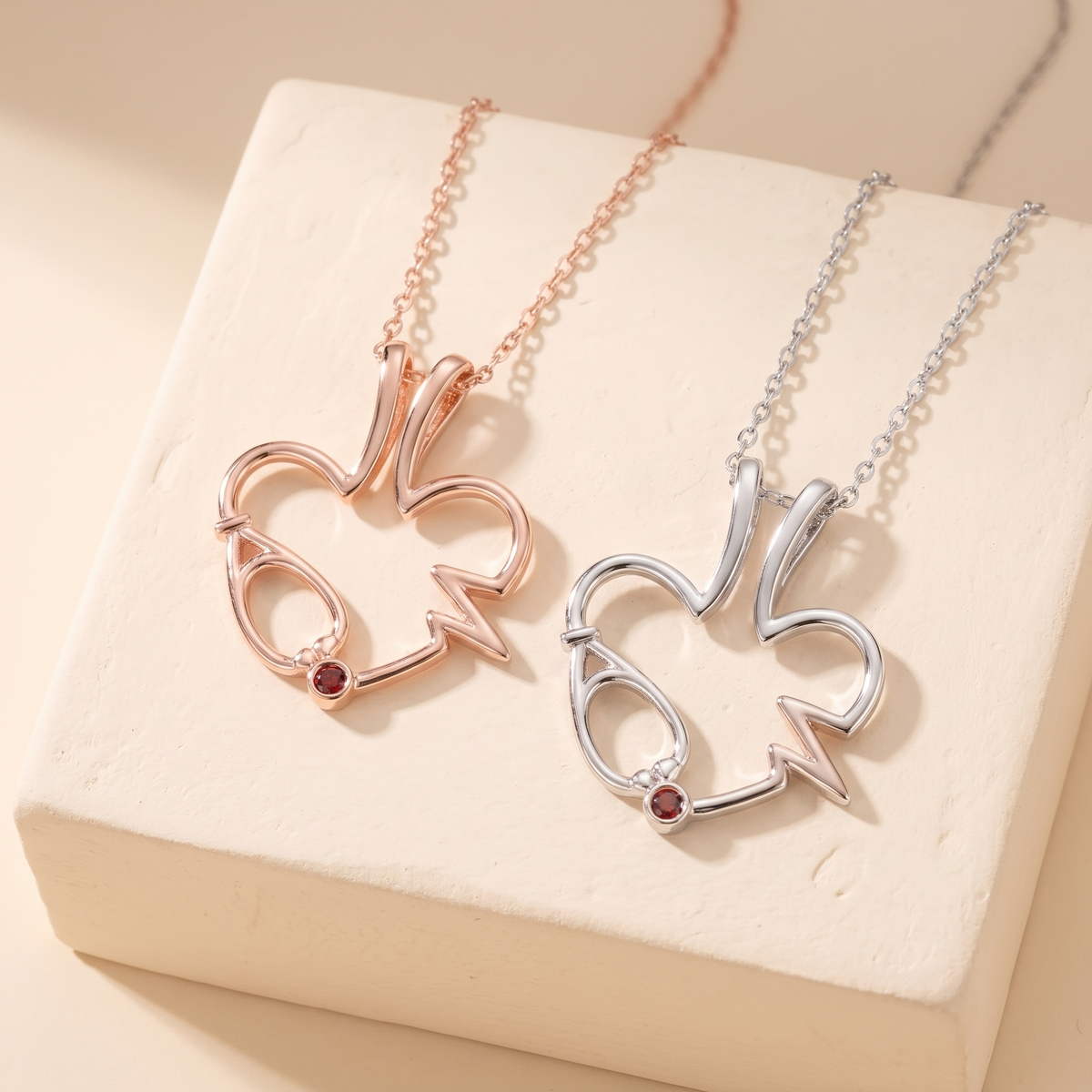 Collana portanelli con stetoscopio e pietra portafortuna