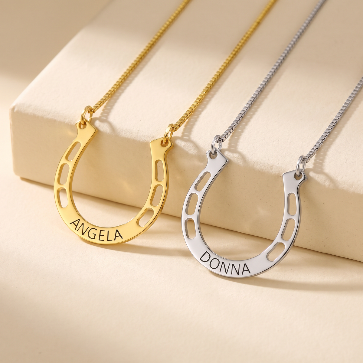 Hästskohalsband med namn