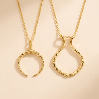 Collana portafede martellata, stile luna nuova e classico