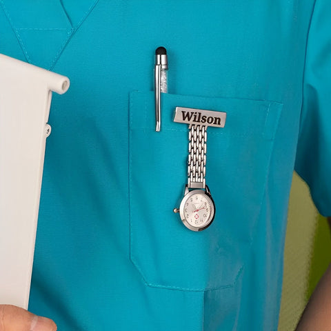 Sjuksköterskeur och penna med namn