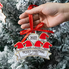 Personalisierter Familienweihnachtsschmuck mit Weihnachtsmannmütze