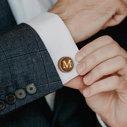 Personalisierte Manschettenknöpfe aus gerändeltem Messing und Leder mit 2 verschiedenen Initialen
