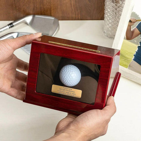 Houten golfbalvitrine met gegraveerd plaatje