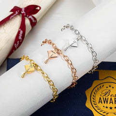 Personalisiertes Armband in Form eines Doktorhuts/einer Absolventenmütze mit individuellem Namen und Jahr