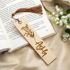 Lesezeichen aus Holz mit personalisiertem Namen und Geburtsblume sowie Quaste