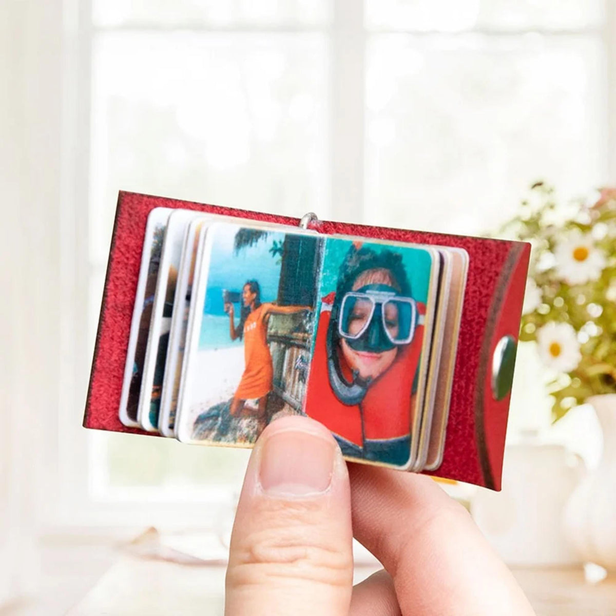 Personalisierter Mini-Fotoalbum-Schlüsselanhänger aus Leder – Bella Olivia Gifts