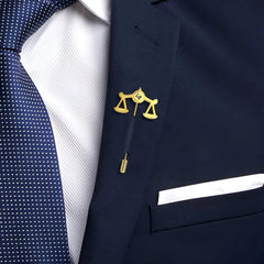 Personalisierte Anstecknadel mit Justitia-Waage und Initialen
