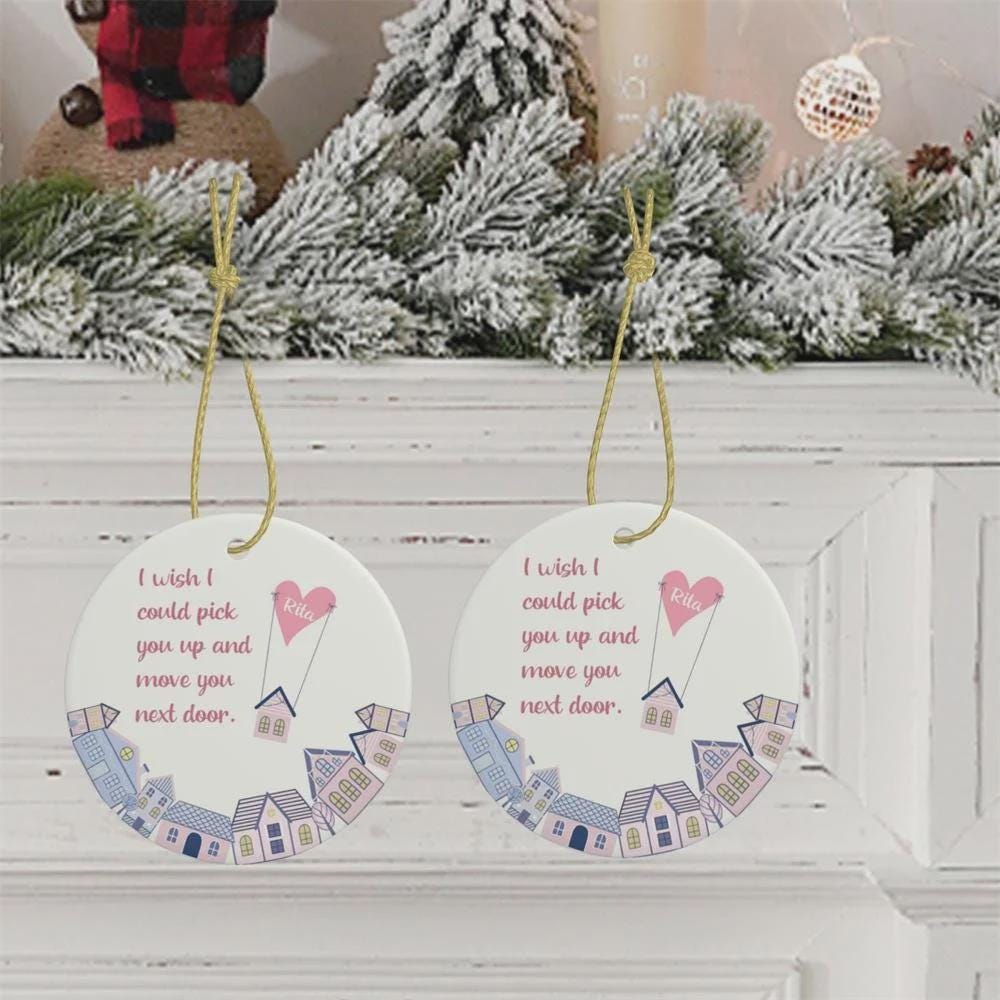 Personalisierter Weihnachtsbaumschmuck „Ich wünschte, ich könnte dich nebenan einziehen lassen“, individuell gestaltete Keramik-Weihnachtsbaumdekoration, Geschenk für Familie und beste Freunde