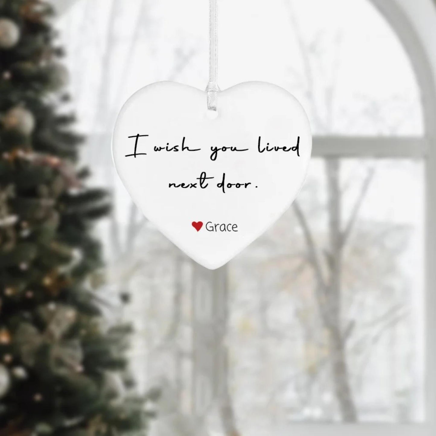 Personalisierter Weihnachtsbaumschmuck mit Namen, herzförmige Keramik-Hängedekoration mit Schleife, individuelles Weihnachtsgeschenk für Familie und Freunde