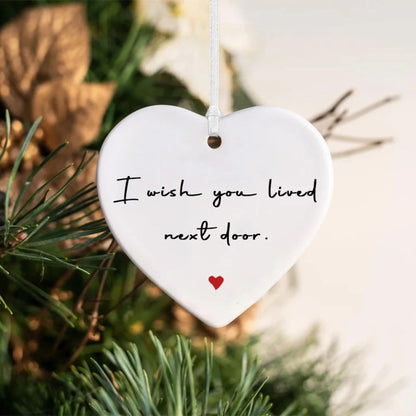 Personalisierter Weihnachtsbaumschmuck mit Namen, herzförmige Keramik-Hängedekoration mit Schleife, individuelles Weihnachtsgeschenk für Familie und Freunde