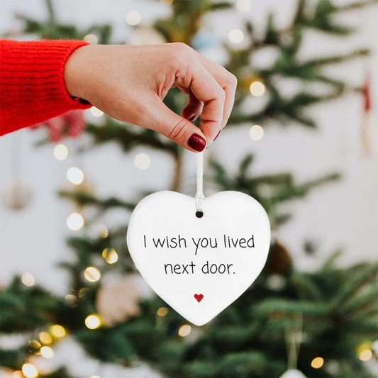 Personalisierter Weihnachtsbaumschmuck mit Namen, herzförmige Keramik-Hängedekoration mit Schleife, individuelles Weihnachtsgeschenk für Familie und Freunde