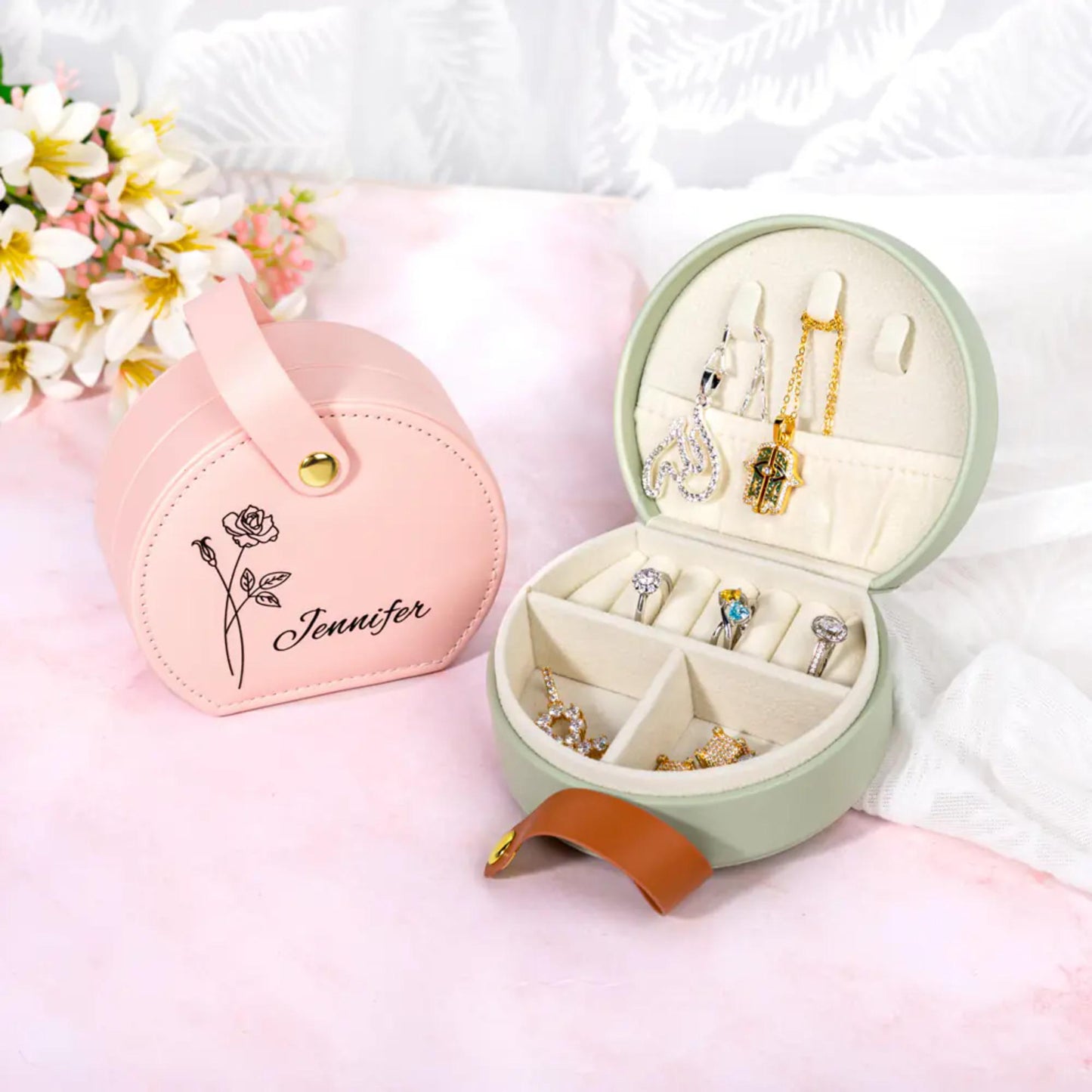 Personalisierte Schmucktasche mit Geburtsblume und Namen | Individuell gestaltete Reisetasche mit Blumenmuster für Damen | Geschenk zum Geburtstag, zur Hochzeit oder zum Jahrestag