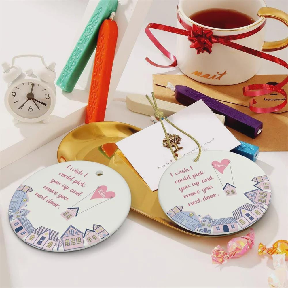 Personalisierter Weihnachtsbaumschmuck „Ich wünschte, ich könnte dich nebenan einziehen lassen“, individuell gestaltete Keramik-Weihnachtsbaumdekoration, Geschenk für Familie und beste Freunde