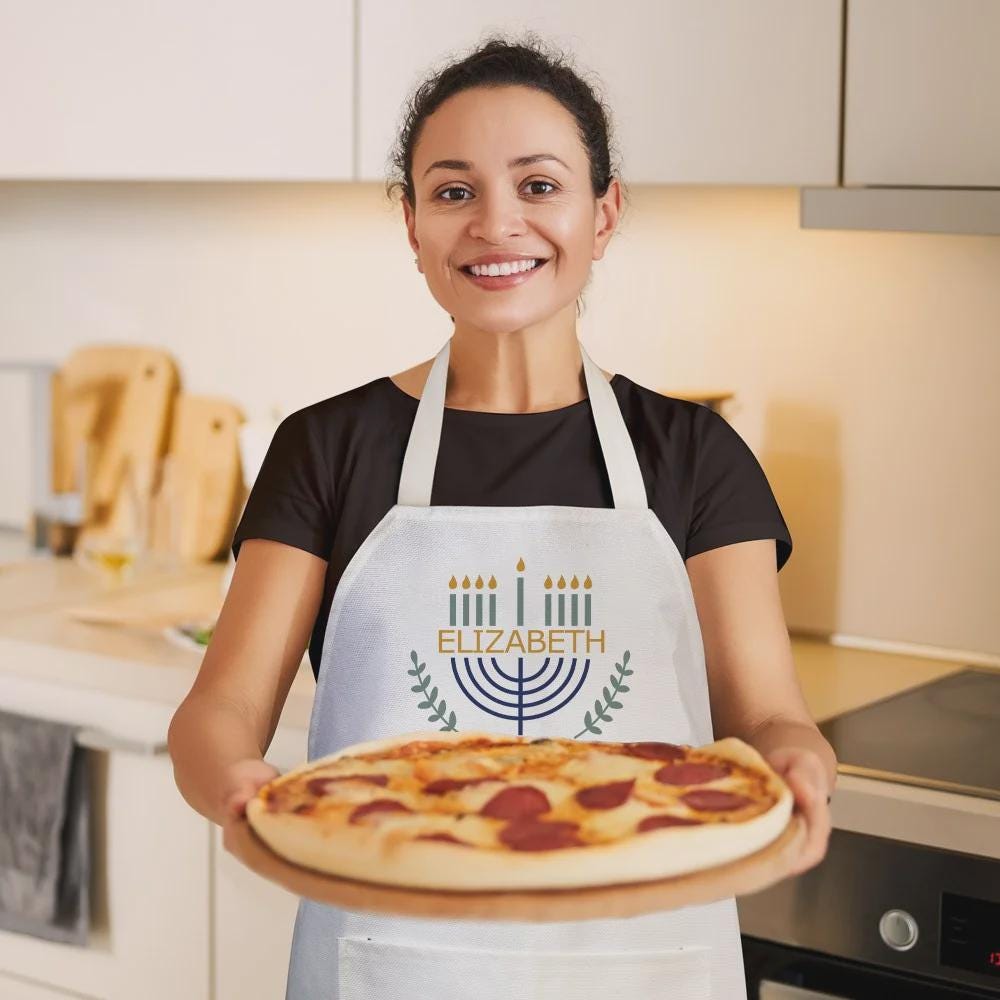 Personalisierte Menora-Küchenschürze mit Namensaufdruck, wasserdichte Schürze mit Tasche, ideales Geschenk zu Chanukka und Weihnachten für Kochbegeisterte und die ganze Familie.