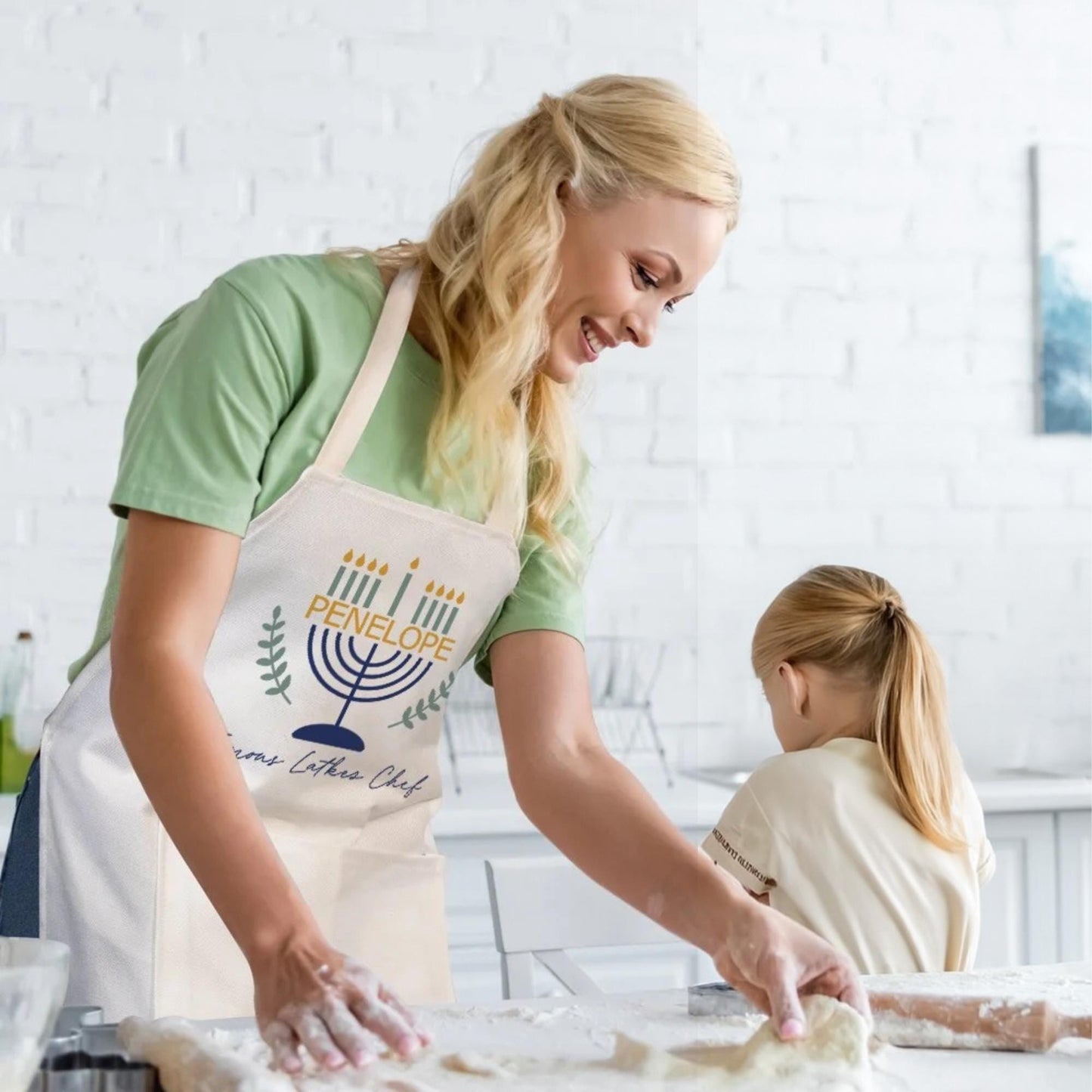 Personalisierte Menora-Küchenschürze mit Namensaufdruck, wasserdichte Schürze mit Tasche, ideales Geschenk zu Chanukka und Weihnachten für Kochbegeisterte und die ganze Familie.