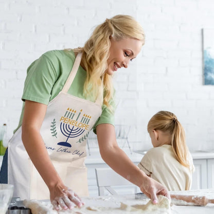 Personalisierte Menora-Küchenschürze mit Namensaufdruck, wasserdichte Schürze mit Tasche, ideales Geschenk zu Chanukka und Weihnachten für Kochbegeisterte und die ganze Familie.