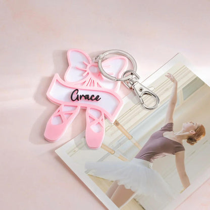 Personalisierter Ballettschuhanhänger mit Namen und Fliege | Ballett-Schlüsselanhänger mit Namen | Tanztaschenanhänger | Geschenk für Ballerinas und Mädchen zur Tanzaufführung