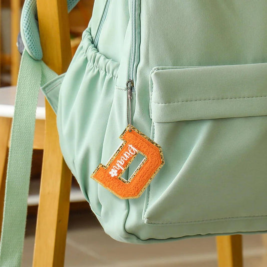 Personalisiertes Namensschild aus Chenille mit Initialen und Drahtring, 3D-Schlüsselanhänger aus Acryl mit Blumenmuster, Anhänger für Taschen und Becher, Geburtstagsgeschenk oder Geschenk zum Schulanfang für Kinder