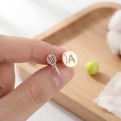 Individuell gestaltete, winzige Tennisball- und Schläger-Ohrstecker mit eingraviertem Anfangsbuchstaben, Sportschmuck, Geschenke für Tennisliebhaber und -spieler