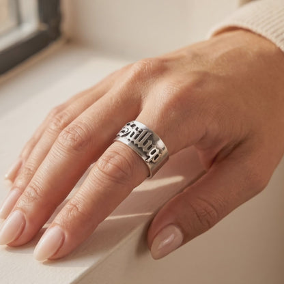 Ring mit individuellem Namen im altenglischen gotischen Stil
