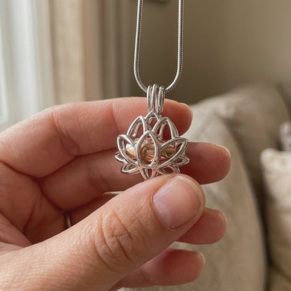 Personalisierte Lotus-Medaillon-Urnen-Halskette
